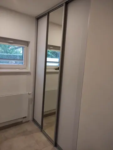 Posuvné dveře na míru s kombinovanou výplní dveří, bílá