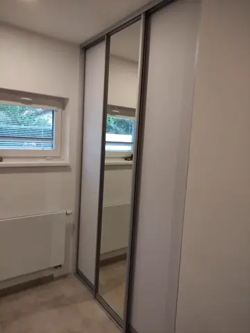 Posuvné dveře na míru s kombinovanou výplní dveří, bílá