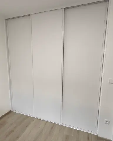 Posuvné dveře na míru se skleněnou výplní, bílá