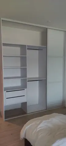 Posuvné dveře na míru s kombinovanou výplní dveří, bílá