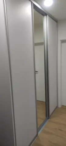 Posuvné dveře na míru s kombinovanou výplní dveří, bílá