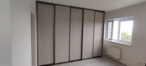Posuvné dveře na míru se skleněnou výplní, šedá