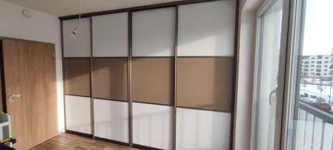 Posuvné dveře na míru se skleněnou výplní, kombinace dekorů