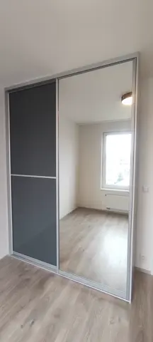 Posuvné dveře na míru s kombinovanou výplní dveří, antracit