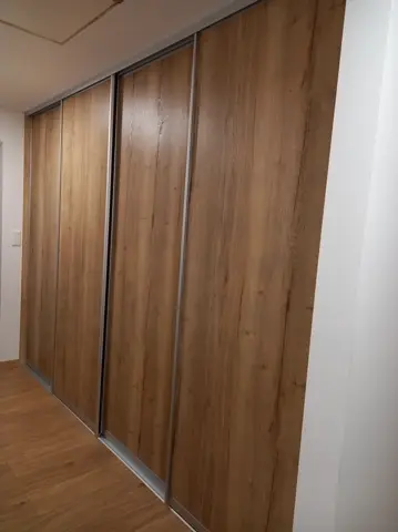 Posuvné dveře na míru s dveřmi v dekoru dub