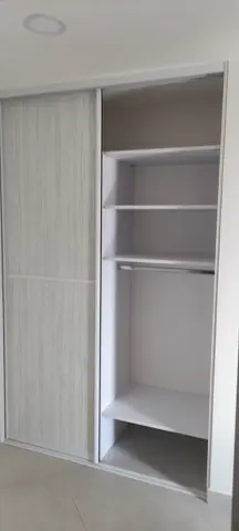 Posuvné dveře na míru s dveřmi v dekoru javor