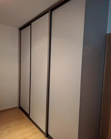 Posuvné dveře na míru se skleněnou výplní v dekoru dub