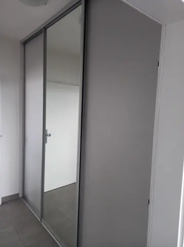 Posuvné dveře na míru s kombinovanou výplní dveří, šedá