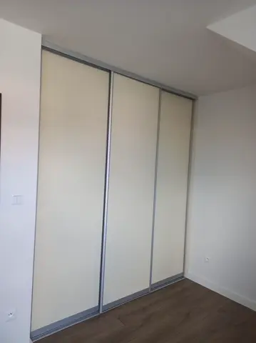 Posuvné dveře na míru se skleněnou výplní, bílá