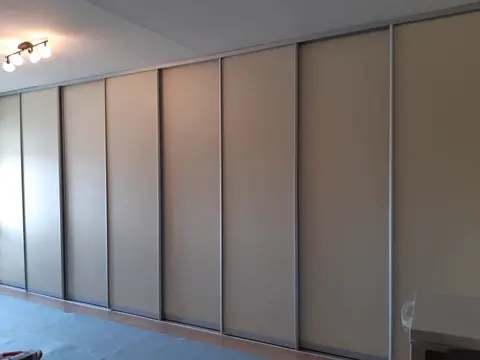 Posuvné dveře na míru se skleněnou výplní, šedá