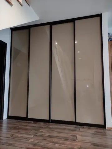 Posuvné dveře na míru se skleněnou výplní, šedá