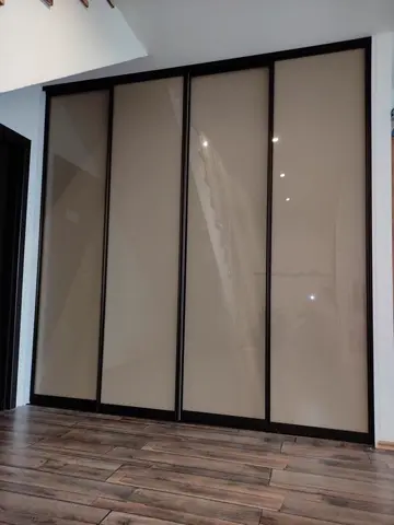 Posuvné dveře na míru se skleněnou výplní