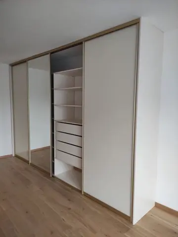 Posuvné dveře na míru se zrcadlovými dveřmi, bílá