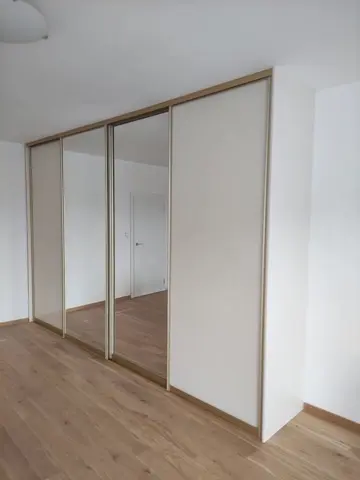 Posuvné dveře na míru s kombinovanou výplní dveří, bílá