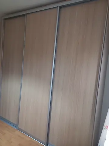 Posuvné dveře na míru s dveřmi v dekoru buk