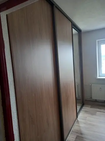 Posuvné dveře na míru s kombinovanou výplní dveří v dekoru ořech