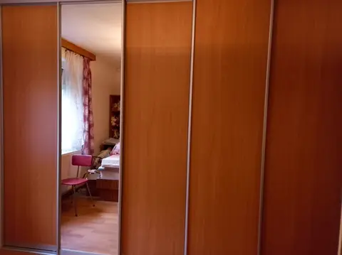 Posuvné dveře na míru s kombinovanou výplní dveří v dekoru ořech