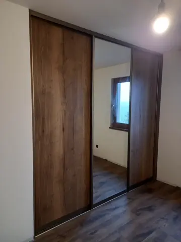 Posuvné dveře na míru s kombinovanou výplní dveří v dekoru ořech