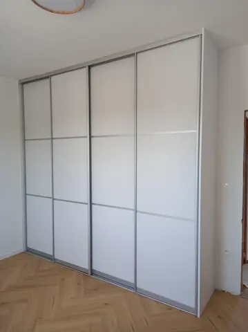 Posuvné dveře na míru s dveřmi v dekoru dřeva, bílá