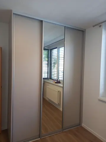 Posuvné dveře na míru s kombinovanou výplní dveří, bílá