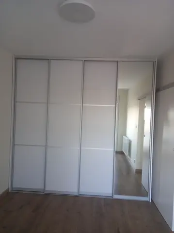 Posuvné dveře na míru s kombinovanou výplní dveří, bílá