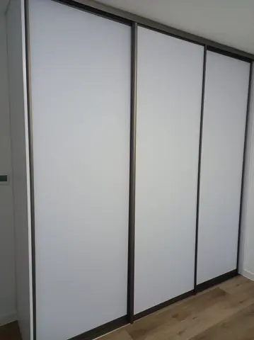 Posuvné dveře na míru se skleněnou výplní, bílá