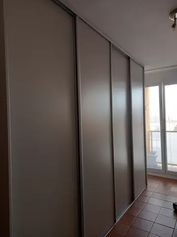 Posuvné dveře na míru se skleněnou výplní, šedá
