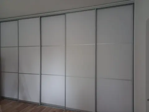 Posuvné dveře na míru se skleněnou výplní, bílá