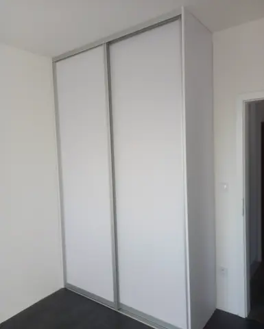 Posuvné dveře na míru s dveřmi v dekoru dřeva, bílá