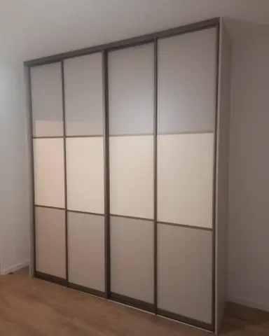 Posuvné dveře na míru se skleněnou výplní, šedá