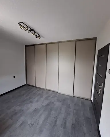 Posuvné dveře na míru s dveřmi v dekoru dřeva