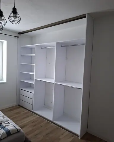 Posuvné dveře na míru s dveřmi v dekoru javor