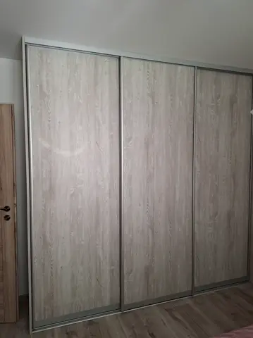 Posuvné dveře na míru s dveřmi v dekoru javor