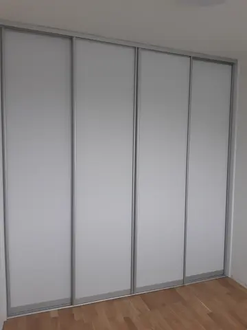 Posuvné dveře na míru s dveřmi v dekoru dřeva, šedá