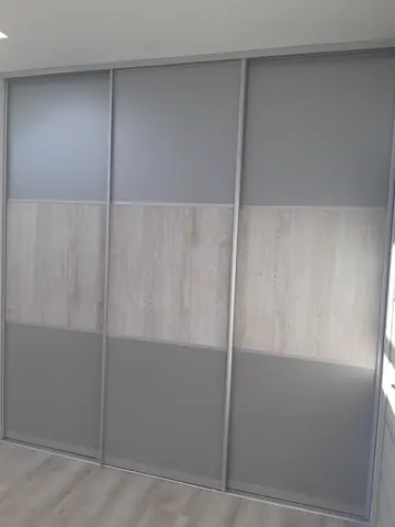 Posuvné dveře na míru s kombinovanou výplní dveří, šedá
