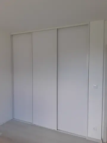 Posuvné dveře na míru s dveřmi v dekoru dřeva, bílá