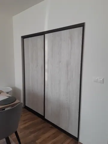Posuvné dveře na míru s dveřmi v dekoru javor