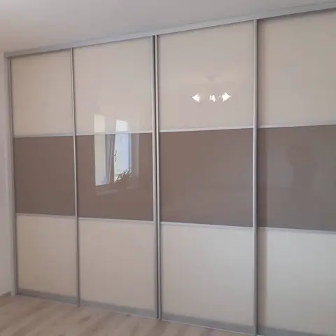 Posuvné dveře na míru se skleněnou výplní, kombinace dekorů