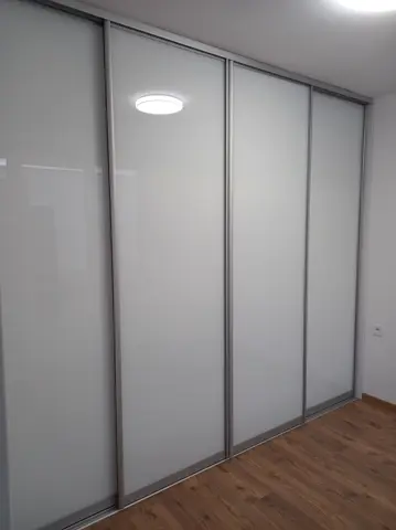 Posuvné dveře na míru se skleněnou výplní, bílá