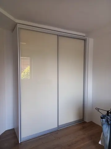 Posuvné dveře na míru se skleněnou výplní, bílá