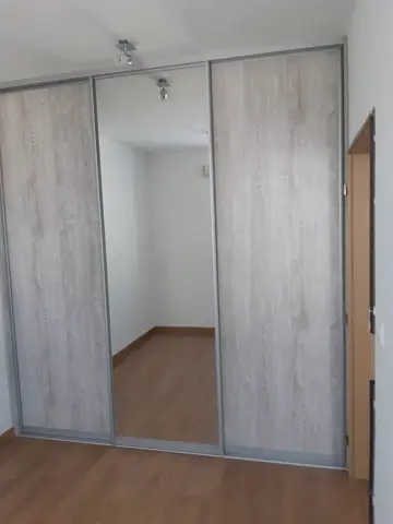 Posuvné dveře na míru s kombinovanou výplní dveří, šedá
