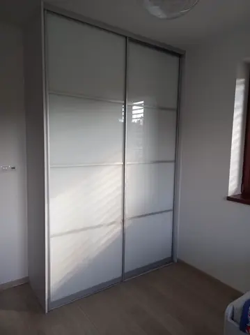 Posuvné dveře na míru se skleněnou výplní, bílá
