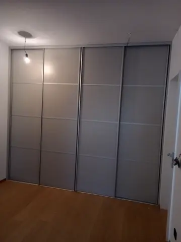 Posuvné dveře na míru se skleněnou výplní, šedá