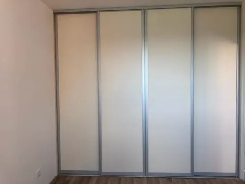 Posuvné dveře na míru se skleněnou výplní, bílá