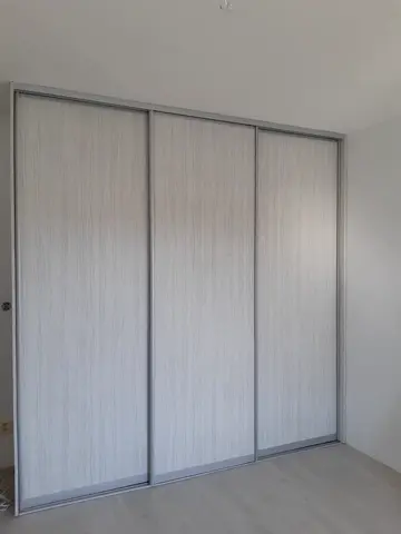 Posuvné dveře na míru s dveřmi v dekoru javor