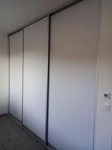 Posuvné dveře na míru se skleněnou výplní, bílá