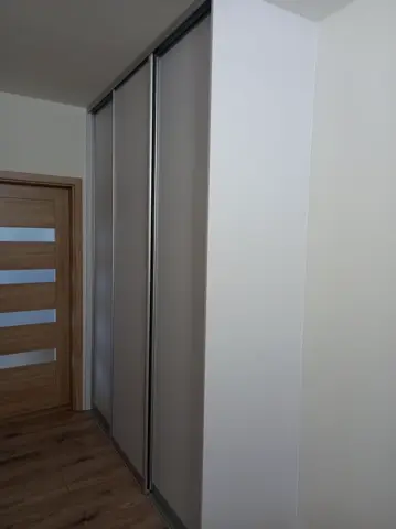 Posuvné dveře na míru se skleněnou výplní, šedá