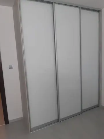 Posuvné dveře na míru s dveřmi v dekoru dřeva, bílá