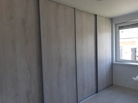 Posuvné dveře na míru s dveřmi v dekoru javor