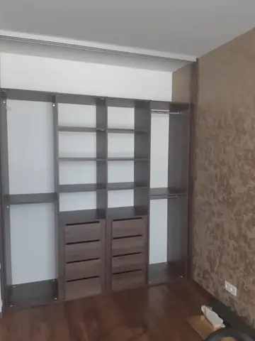 Posuvné dveře na míru s dveřmi v dekoru ořech